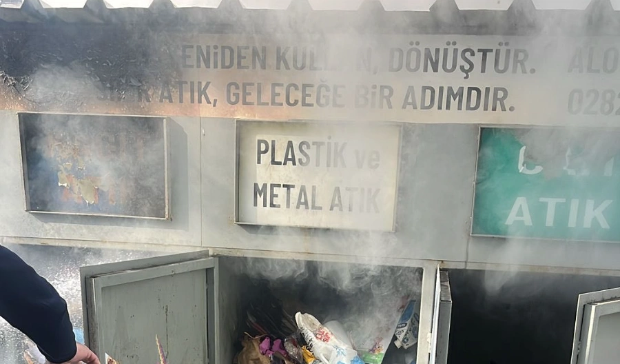 Muratlı Belediyesi'ne ait geri dönüşüm konteyneri İstiklal Mahallesi'nde saldırıya uğradı. Kamu malına zarar verilmesi tepki çekerken, belediye çevre temizliği kararlılığını vurguladı.