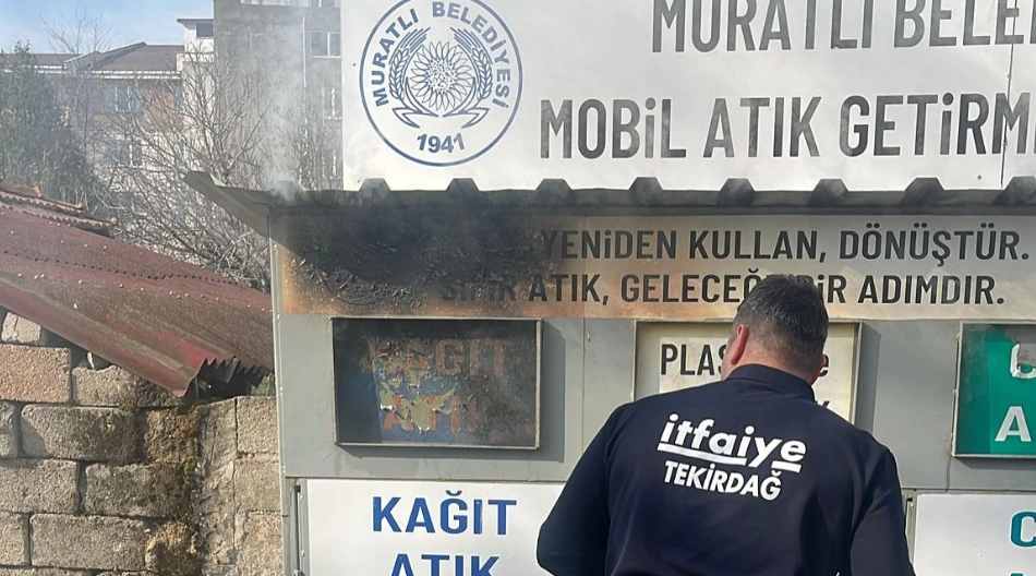 Muratlı Belediyesi'ne ait geri dönüşüm konteyneri İstiklal Mahallesi'nde saldırıya uğradı. Kamu malına zarar verilmesi tepki çekerken, belediye çevre temizliği kararlılığını vurguladı.