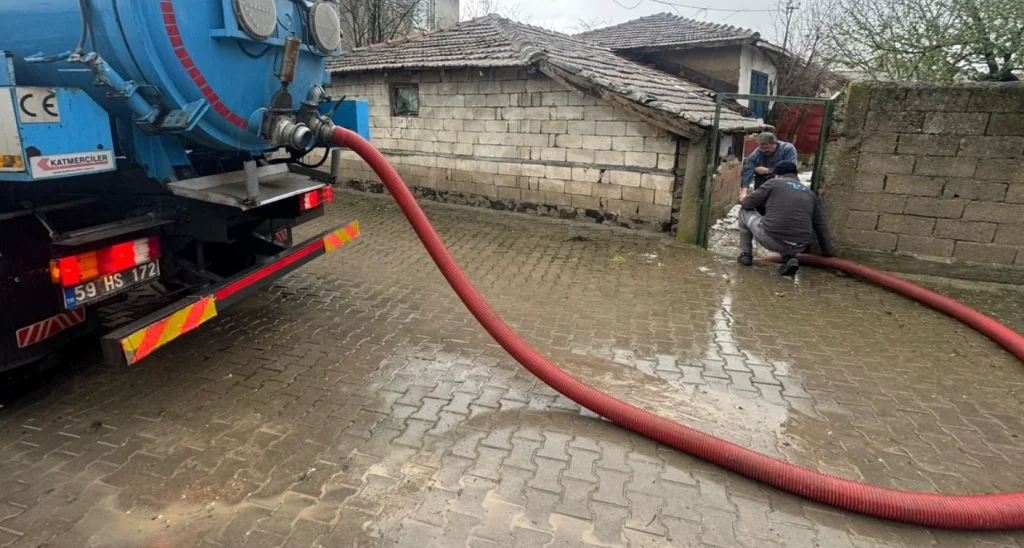 Muratlı'da sel ve dolu kabusu! Arzulu Mahallesi'nde yaşanan doğa olayına Muratlı Belediyesi ve TESKİ müdahale etti. Hasar tespit ve temizlik çalışmalarında son durum haberimizde.