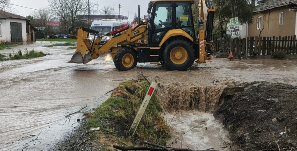 Muratlı'da sel ve dolu kabusu! Arzulu Mahallesi'nde yaşanan doğa olayına Muratlı Belediyesi ve TESKİ müdahale etti. Hasar tespit ve temizlik çalışmalarında son durum haberimizde.