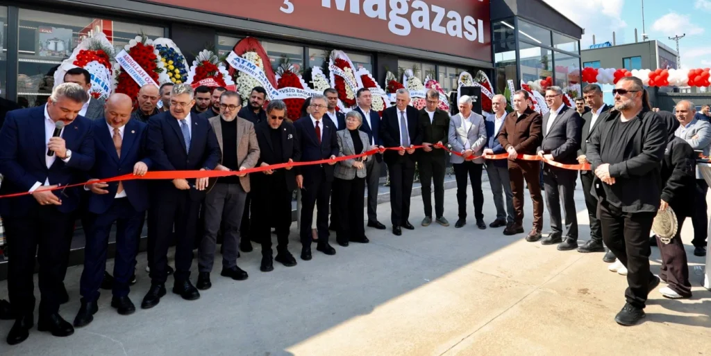 Çerkezköy Belediyesi destekleriyle açılan O.M.S. Collection Fabrika Satış Mağazası hizmete girdi. Milletvekili Resul Kurt'un girişimiyle açılan mağaza detayları.