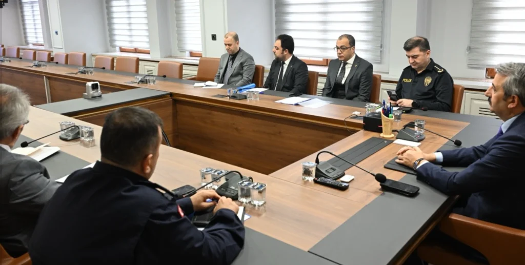 Edirne Valiliği'nde dev zirve! Bakanların katılımıyla okullarda güvenlik önlemleri masaya yatırıldı. Riskli bölgeler ve yeni tedbirler kararlaştırıldı.