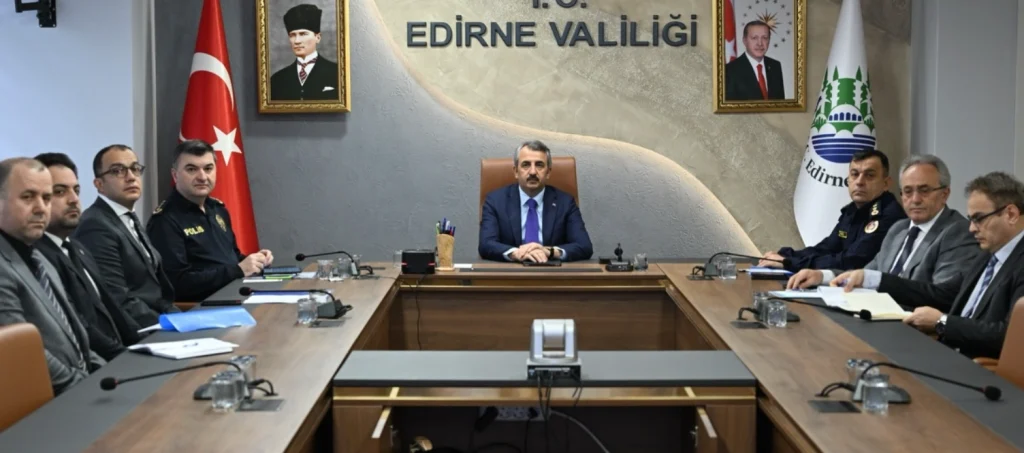 Edirne Valiliği'nde dev zirve! Bakanların katılımıyla okullarda güvenlik önlemleri masaya yatırıldı. Riskli bölgeler ve yeni tedbirler kararlaştırıldı.