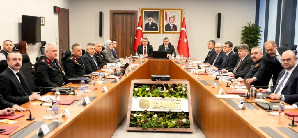 Edirne Valiliği'nde dev zirve! Bakanların katılımıyla okullarda güvenlik önlemleri masaya yatırıldı. Riskli bölgeler ve yeni tedbirler kararlaştırıldı.