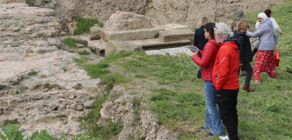 Marmaraereğlisi'nde 50. Turizm Haftası coşkusu! Perinthos Antik Kenti ve Tarihi Fransız Deniz Feneri'ne düzenlenen gezide kültürel mirasımız kursiyerlere tanıtıldı.