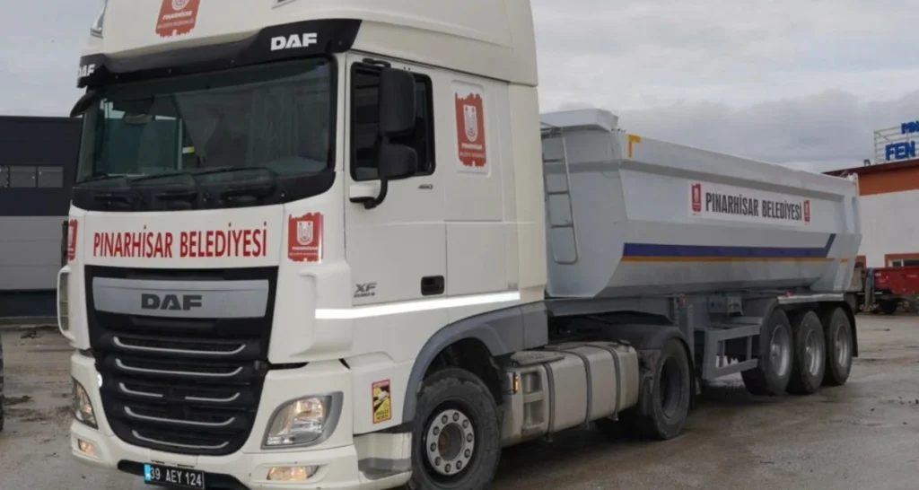 Pınarhisar Belediyesi araç filosunu öz kaynaklarıyla güçlendiriyor! 2014 model DAF çekici ve 27 tonluk dorse hizmete alındı. Belediye bütçesiyle yapılan dev yatırımın detayları burada.