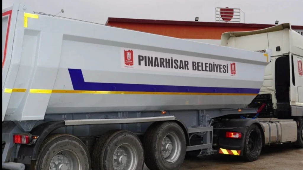 Pınarhisar Belediyesi araç filosunu öz kaynaklarıyla güçlendiriyor! 2014 model DAF çekici ve 27 tonluk dorse hizmete alındı. Belediye bütçesiyle yapılan dev yatırımın detayları burada.