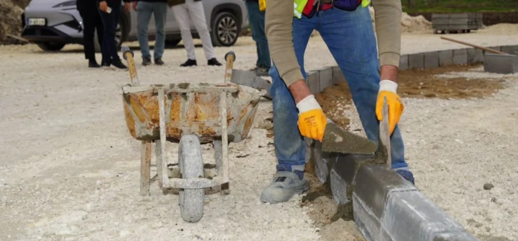 Pınarhisar Belediyesi heyeti ilçedeki çalışmaları denetledi. Belediye Başkan Vekili Cem Duralı ve ekibi sahada yürütülen faaliyetleri yerinde inceleyerek rapor aldı.