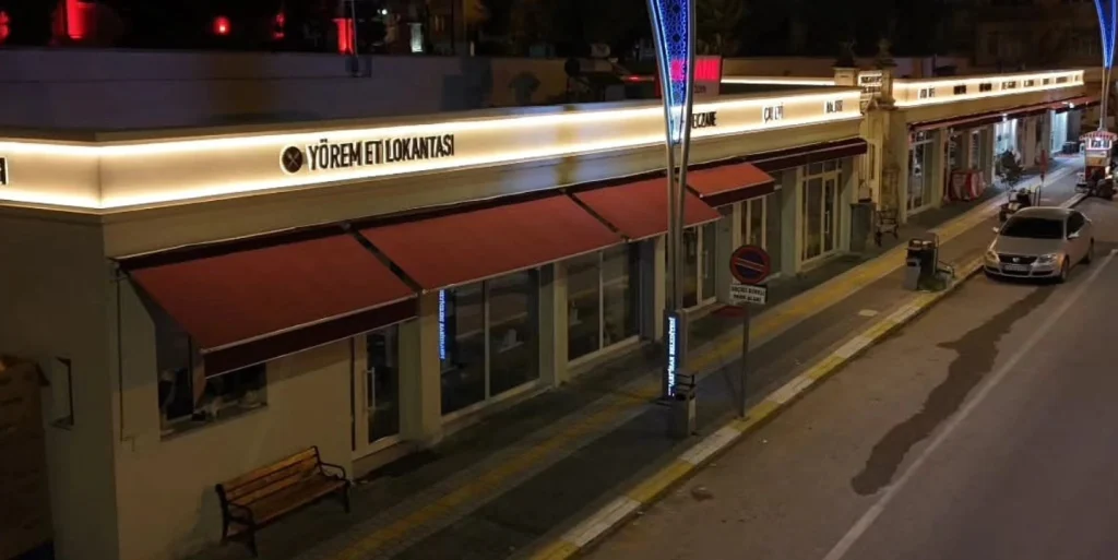 Pınarhisar Belediyesi'nin Cumhuriyet Meydanı'ndaki sokak sağlıklaştırma ve kentsel iyileştirme çalışmaları tamamlandı. İlçenin yeni ve modern yüzünü keşfedin.