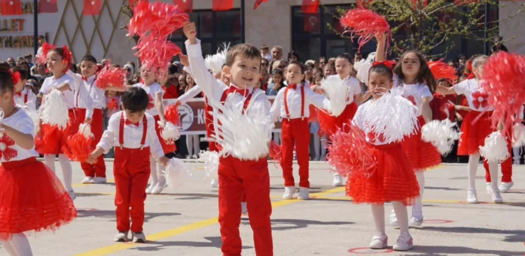 Pınarhisar Millet Bahçesi'nde 23 Nisan Ulusal Egemenlik ve Çocuk Bayramı, çocukların hazırladığı muhteşem bir programla kutlandı. Bayram coşkusu tüm ilçeyi sardı.