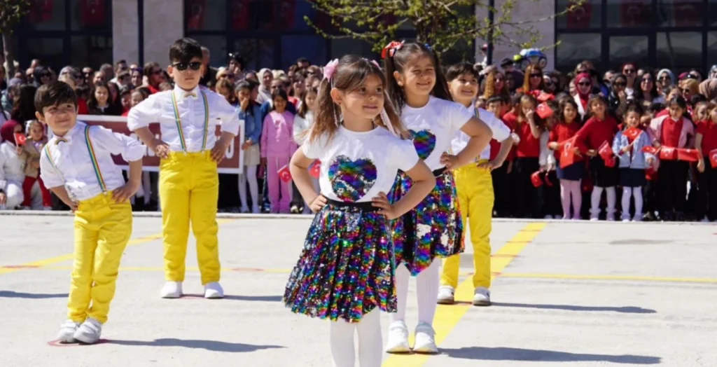 Pınarhisar Millet Bahçesi'nde 23 Nisan Ulusal Egemenlik ve Çocuk Bayramı, çocukların hazırladığı muhteşem bir programla kutlandı. Bayram coşkusu tüm ilçeyi sardı.