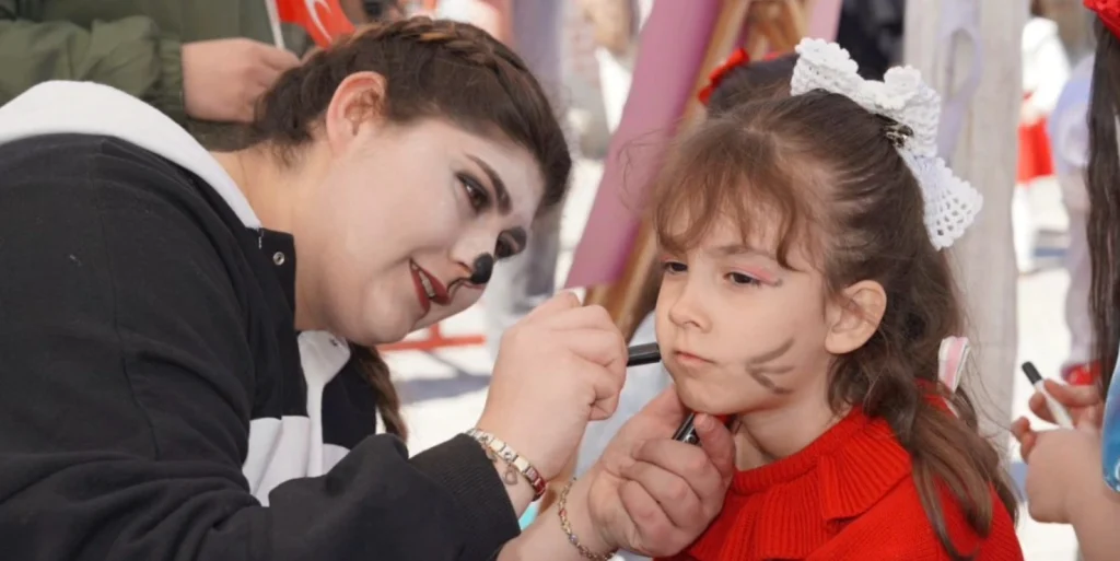 Pınarhisar Millet Bahçesi'nde 23 Nisan Ulusal Egemenlik ve Çocuk Bayramı, çocukların hazırladığı muhteşem bir programla kutlandı. Bayram coşkusu tüm ilçeyi sardı.