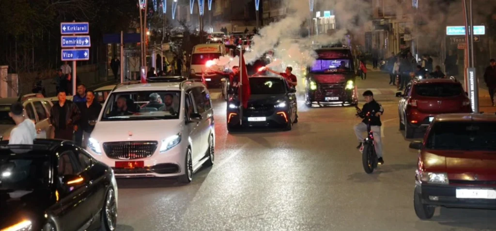 Kırklareli Pınarhisar'da bu yıl ilki düzenlenen Modifiye Araç Festivali'nde motor sesleri yükseldi. Binlerce kişinin katıldığı dev konvoy ve festivalin tüm detayları haberimizde.