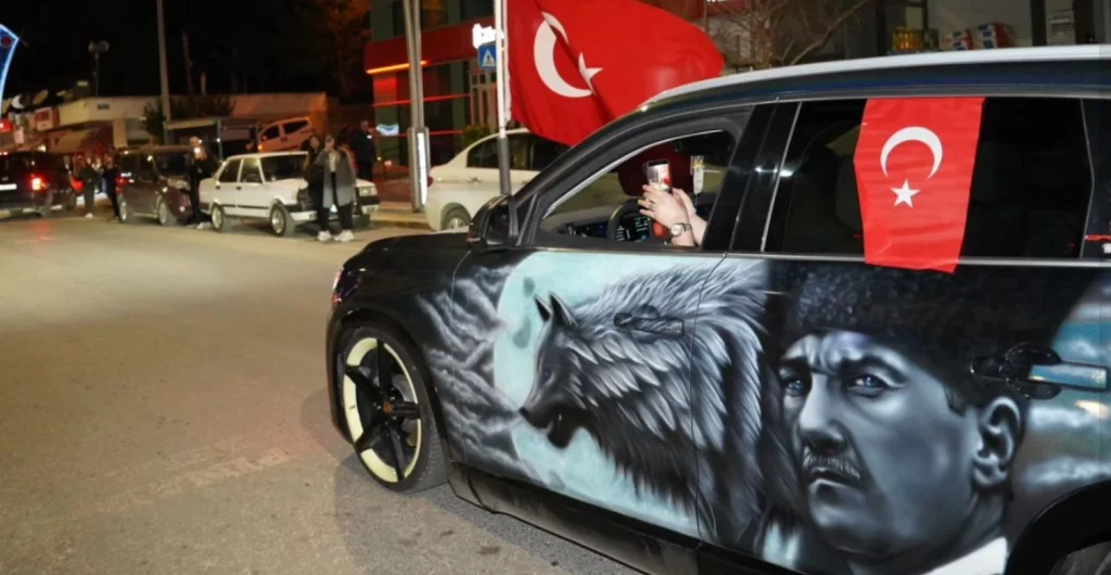 Kırklareli Pınarhisar'da bu yıl ilki düzenlenen Modifiye Araç Festivali'nde motor sesleri yükseldi. Binlerce kişinin katıldığı dev konvoy ve festivalin tüm detayları haberimizde.