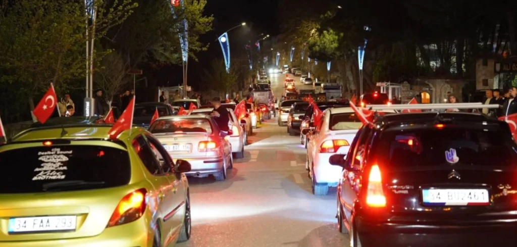 Kırklareli Pınarhisar'da bu yıl ilki düzenlenen Modifiye Araç Festivali'nde motor sesleri yükseldi. Binlerce kişinin katıldığı dev konvoy ve festivalin tüm detayları haberimizde.