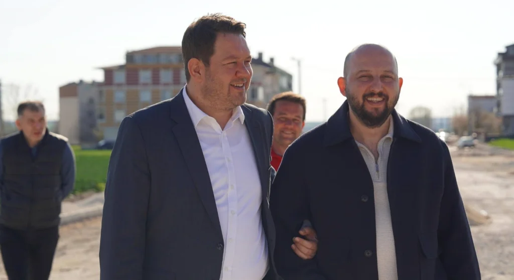 Pınarhisar Orta Mahalle'de devam eden kapsamlı yol açma ve çevre düzenleme çalışmaları yerinde incelendi. Modern ulaşım ve yeşil alan projeleriyle Pınarhisar yenileniyor.