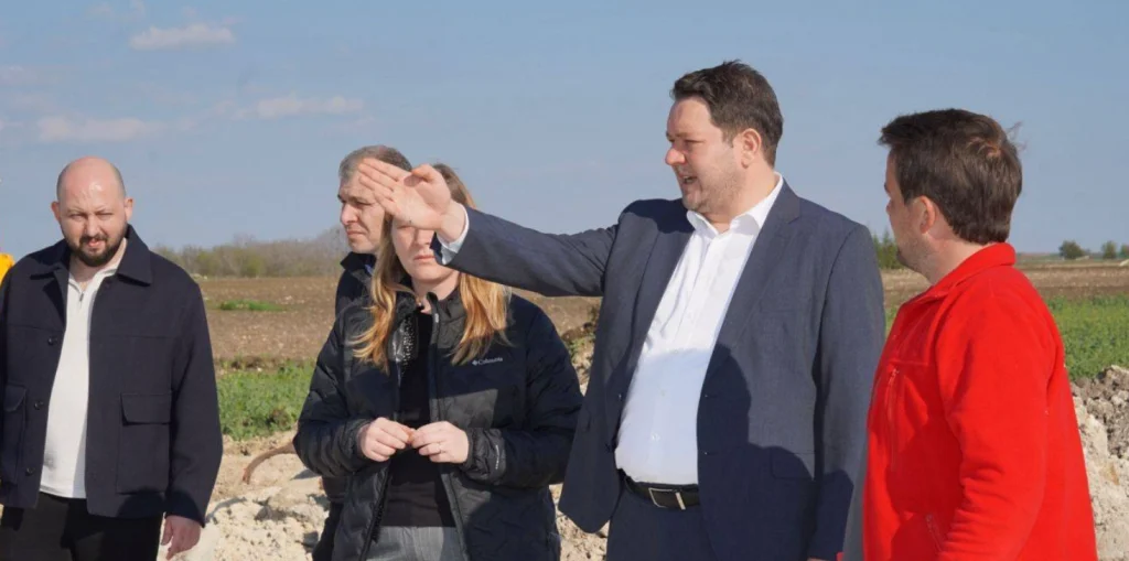 Pınarhisar Orta Mahalle'de devam eden kapsamlı yol açma ve çevre düzenleme çalışmaları yerinde incelendi. Modern ulaşım ve yeşil alan projeleriyle Pınarhisar yenileniyor.