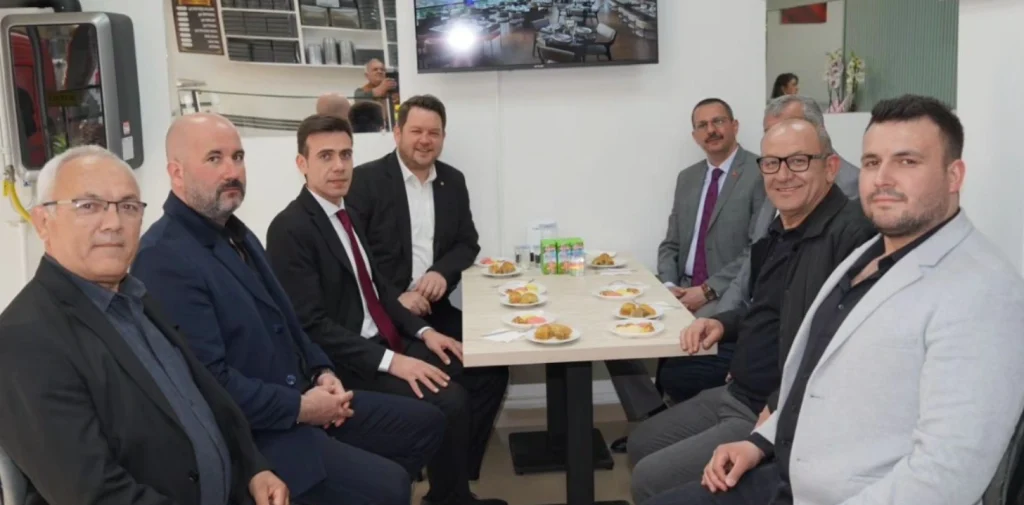 Pınarhisar’da Tatlıcı Fatih işletmesi yenilenen yüzüyle açıldı. Başkan İhsan Talay ve ilçe protokolü, yerel esnaf Fatih Bölge’ye destek vererek açılış kurdelesini kesti.