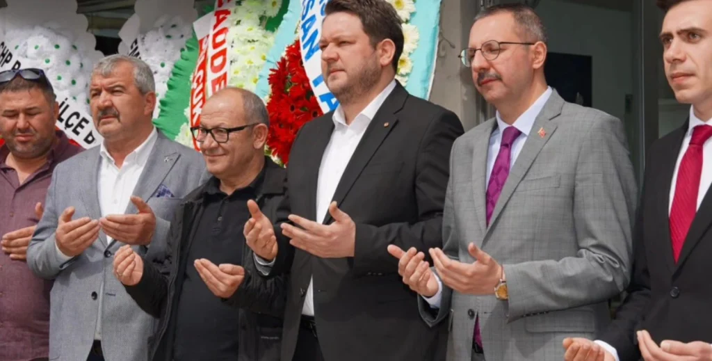 Pınarhisar’da Tatlıcı Fatih işletmesi yenilenen yüzüyle açıldı. Başkan İhsan Talay ve ilçe protokolü, yerel esnaf Fatih Bölge’ye destek vererek açılış kurdelesini kesti.