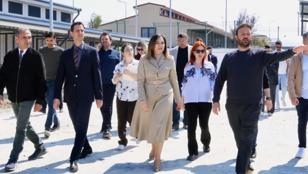 Tekirdağ Büyükşehir Belediyesi tarafından hayata geçirilen Sahipsiz Hayvan Bakımevi 2. Etap çalışmaları tamamlanıyor. Dr. Candan Yüceer projeyi yerinde inceledi.