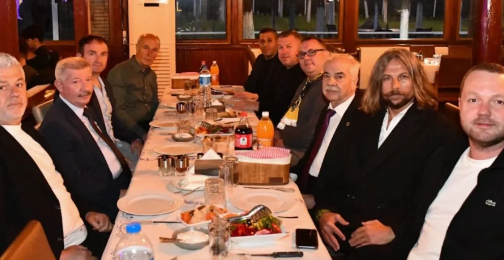 Şampiyon Keşanspor futbolcuları, Doğuşhan Yıldız'ın ev sahipliğinde düzenlenen yemekte bir araya geldi. Şampiyonluk gururu ve yeni hedefler konuşuldu.