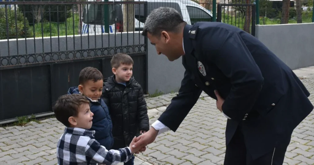 Şarköy'de Polis Haftası kutlaması! Yuvamız Şarköy'ün minikleri kahraman polislerimizi ziyaret ederek moral verdi. Gece gündüz çalışan emniyet teşkilatına vefa ziyareti detayları haberimizde.