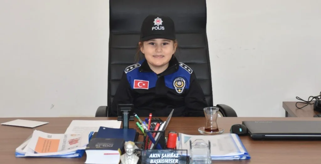 Şarköy'de Polis Haftası kutlaması! Yuvamız Şarköy'ün minikleri kahraman polislerimizi ziyaret ederek moral verdi. Gece gündüz çalışan emniyet teşkilatına vefa ziyareti detayları haberimizde.