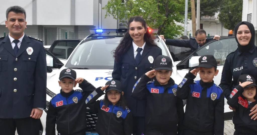 Şarköy'de Polis Haftası kutlaması! Yuvamız Şarköy'ün minikleri kahraman polislerimizi ziyaret ederek moral verdi. Gece gündüz çalışan emniyet teşkilatına vefa ziyareti detayları haberimizde.