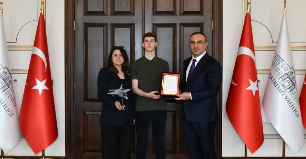 Tekirdağ Valisi Recep Soytürk, MEB ve TSKGV iş birliğiyle düzenlenen tasarım yarışmasında başarı elde eden öğrencileri ödüllendirdi. Gençlerin savunma sanayii vizyonu göz doldurdu.