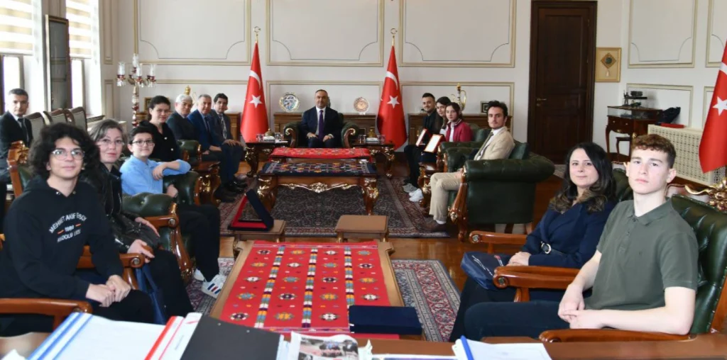 Tekirdağ Valisi Recep Soytürk, MEB ve TSKGV iş birliğiyle düzenlenen tasarım yarışmasında başarı elde eden öğrencileri ödüllendirdi. Gençlerin savunma sanayii vizyonu göz doldurdu.