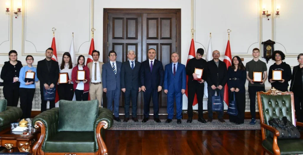 Tekirdağ Valisi Recep Soytürk, MEB ve TSKGV iş birliğiyle düzenlenen tasarım yarışmasında başarı elde eden öğrencileri ödüllendirdi. Gençlerin savunma sanayii vizyonu göz doldurdu.