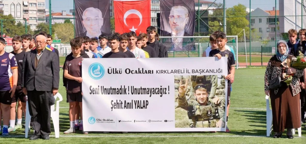 Kırklareli Belediye Başkanı Derya Bulut ve Vali Uğur Turan, Şehit Anıl Yalap anısına düzenlenen 39 takımlı futbol turnuvasında gençlerle buluştu. Detaylar haberimizde. Kırklareli Haberler