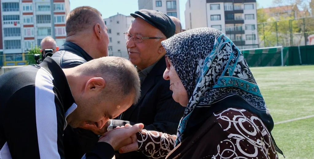 Kırklareli Belediye Başkanı Derya Bulut ve Vali Uğur Turan, Şehit Anıl Yalap anısına düzenlenen 39 takımlı futbol turnuvasında gençlerle buluştu. Detaylar haberimizde. Kırklareli Haberler