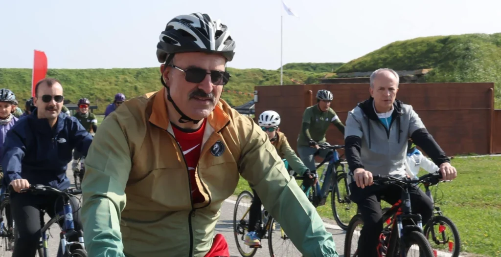 15. Çanakkale Bisiklet Turu kapsamında düzenlenen "Şehitlere Saygı Sürüşü"nde 1050 bisikletçi, Vali Ömer Toraman eşliğinde 48 km pedal çevirerek şehitlerimizi andı.