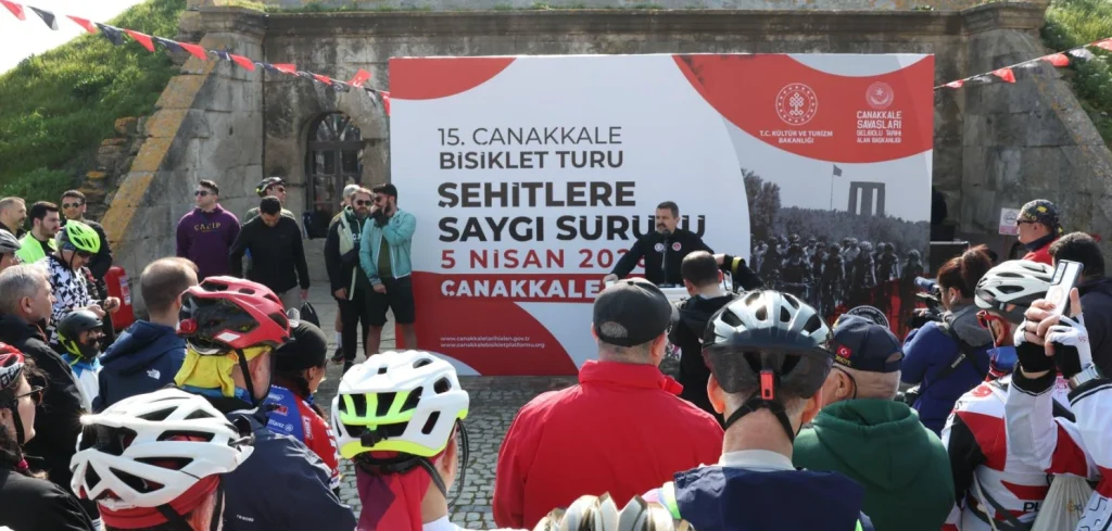 15. Çanakkale Bisiklet Turu kapsamında düzenlenen "Şehitlere Saygı Sürüşü"nde 1050 bisikletçi, Vali Ömer Toraman eşliğinde 48 km pedal çevirerek şehitlerimizi andı.