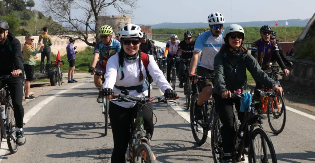 15. Çanakkale Bisiklet Turu kapsamında düzenlenen "Şehitlere Saygı Sürüşü"nde 1050 bisikletçi, Vali Ömer Toraman eşliğinde 48 km pedal çevirerek şehitlerimizi andı.
