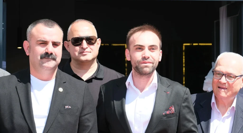 Uzunköprü Belediye Başkanı Ediz Martin, Semahi Şen Fizyoterapi Merkezi’nin açılışını yaptı. Uzunköprü Belediyesi'nin sağlık yatırımlarına desteği ve yeni merkezin detayları haberimizde.