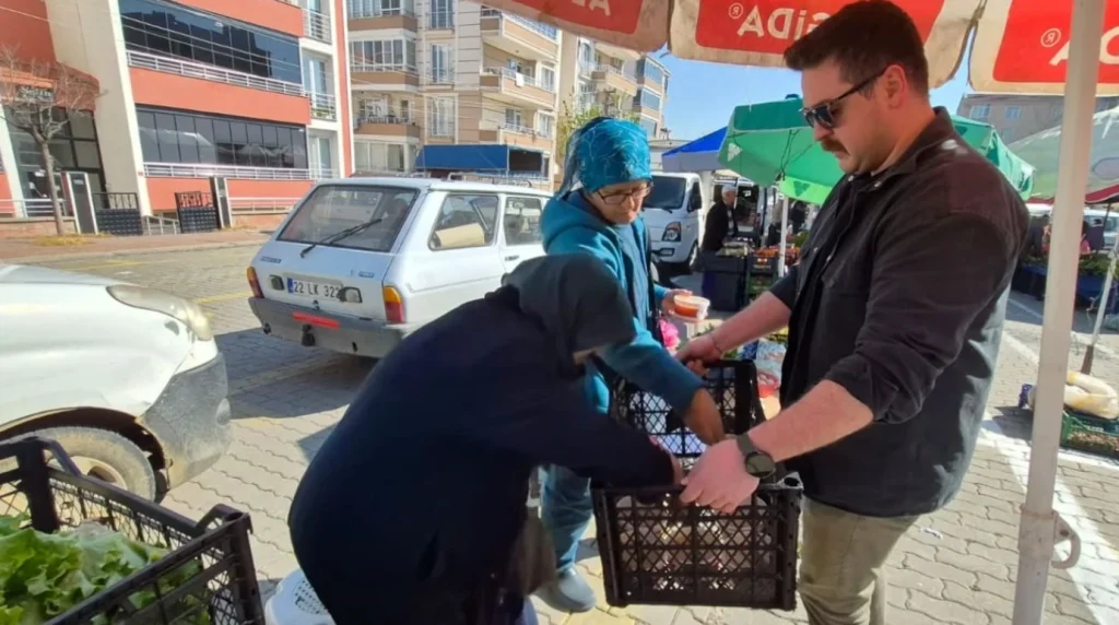 Uzunköprü Belediyesi, Pazartesi Pazarı esnafına yönelik sıcak çorba dağıtımı gerçekleştirdi. Sabahın ilk ışıklarında yapılan ikram, pazar esnafından büyük takdir topladı.