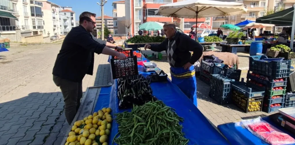 Uzunköprü Belediyesi, Pazartesi Pazarı esnafına yönelik sıcak çorba dağıtımı gerçekleştirdi. Sabahın ilk ışıklarında yapılan ikram, pazar esnafından büyük takdir topladı.