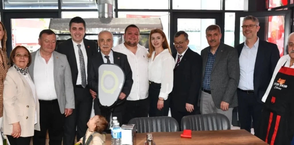 Keşan Belediye Başkanı Op. Dr. Mehmet Özcan, Cumhuriyet Meydanı'nda hizmete giren Şıkır Şıkır Kokoreç'in açılışını gerçekleştirdi. Keşan esnafına yeni bir soluk! Keşan Haberler