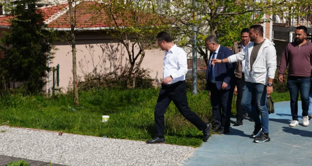 Çorlu Belediyesi, Silahtarağa ve Cemaliye mahallelerinde saha denetimi yaptı. Mahalle muhtarlarıyla sorunları yerinde değerlendiren belediye, çözüm için harekete geçti.