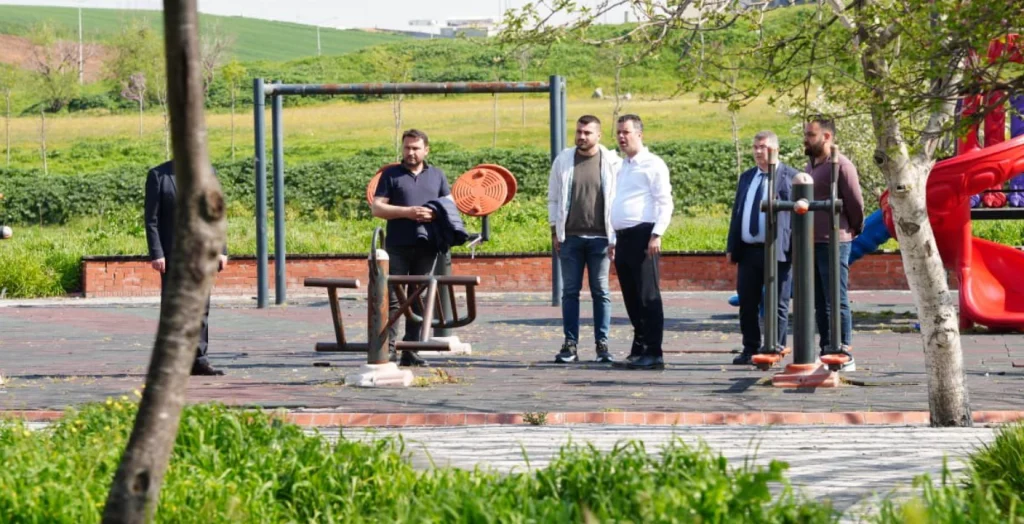 Çorlu Belediyesi, Silahtarağa ve Cemaliye mahallelerinde saha denetimi yaptı. Mahalle muhtarlarıyla sorunları yerinde değerlendiren belediye, çözüm için harekete geçti.