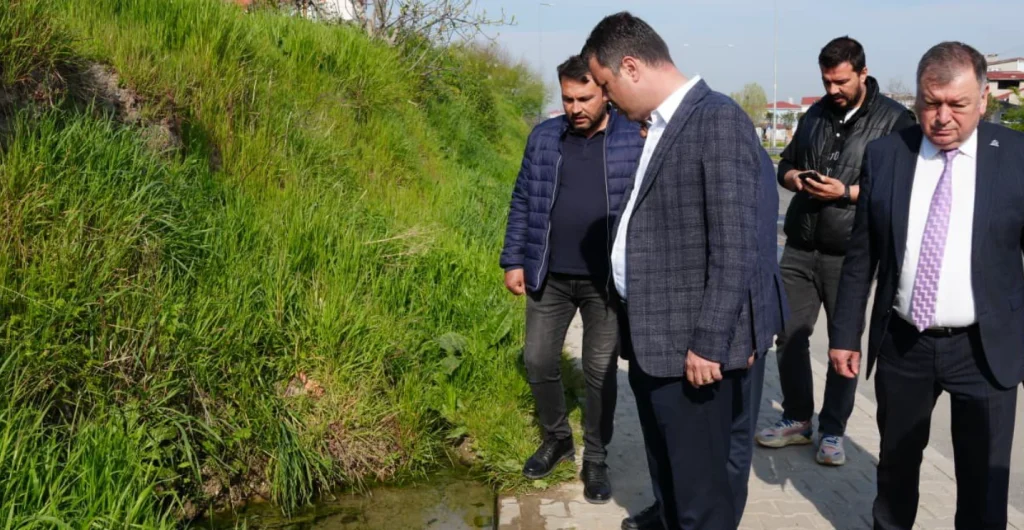 Çorlu Belediyesi, Silahtarağa ve Cemaliye mahallelerinde saha denetimi yaptı. Mahalle muhtarlarıyla sorunları yerinde değerlendiren belediye, çözüm için harekete geçti.
