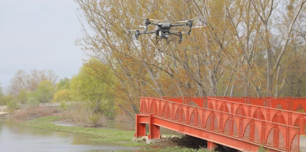 Edirne'de sivrisineklere karşı teknolojik ve biyolojik mücadele başladı! Drone desteği ve 153 Çözüm Hattı ile nehir kıyılarında kapsamlı ilaçlama yapılıyor. Detaylar haberimizde.