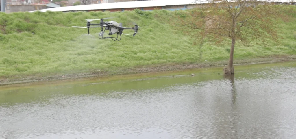 Edirne'de sivrisineklere karşı teknolojik ve biyolojik mücadele başladı! Drone desteği ve 153 Çözüm Hattı ile nehir kıyılarında kapsamlı ilaçlama yapılıyor. Detaylar haberimizde.