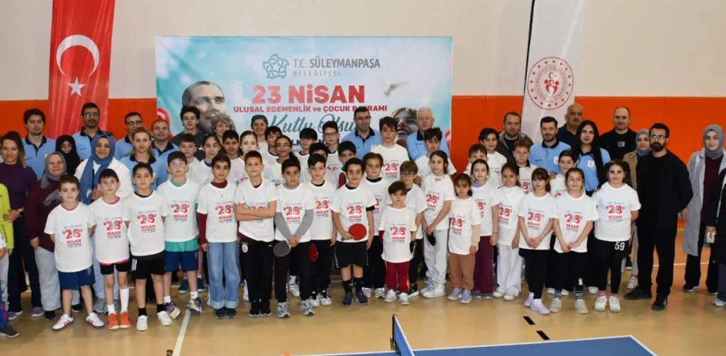 Süleymanpaşa Belediyesi, 23 Nisan kutlamaları kapsamında masa tenisi ve atletizm turnuvaları düzenledi. Gençlerin sporla buluştuğu etkinliğin tüm detayları haberimizde.