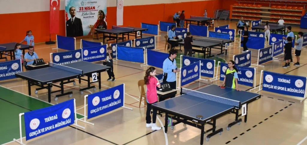 Süleymanpaşa Belediyesi, 23 Nisan kutlamaları kapsamında masa tenisi ve atletizm turnuvaları düzenledi. Gençlerin sporla buluştuğu etkinliğin tüm detayları haberimizde.