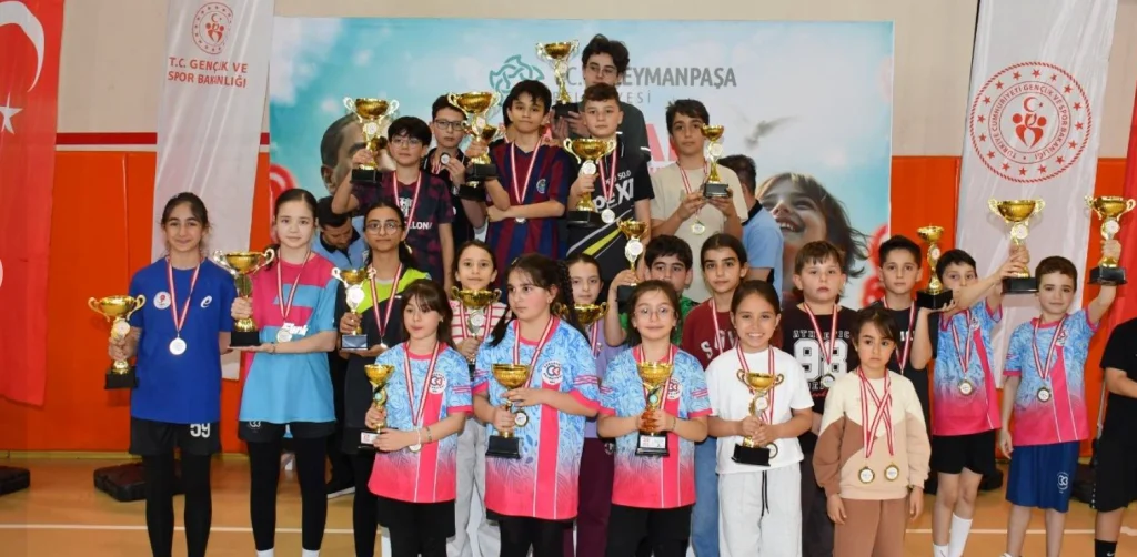 Süleymanpaşa Belediyesi, 23 Nisan kutlamaları kapsamında masa tenisi ve atletizm turnuvaları düzenledi. Gençlerin sporla buluştuğu etkinliğin tüm detayları haberimizde.