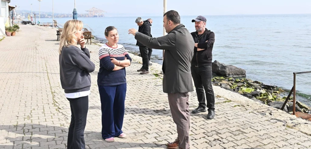 Süleymanpaşa Belediyesi, Kumbağ'dan Altınova'ya tüm sahil şeritlerini yaza hazırlıyor. Yol, peyzaj ve aydınlatma çalışmaları yerinde denetlendi.