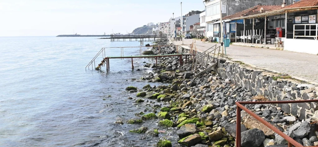 Süleymanpaşa Belediyesi, Kumbağ'dan Altınova'ya tüm sahil şeritlerini yaza hazırlıyor. Yol, peyzaj ve aydınlatma çalışmaları yerinde denetlendi.